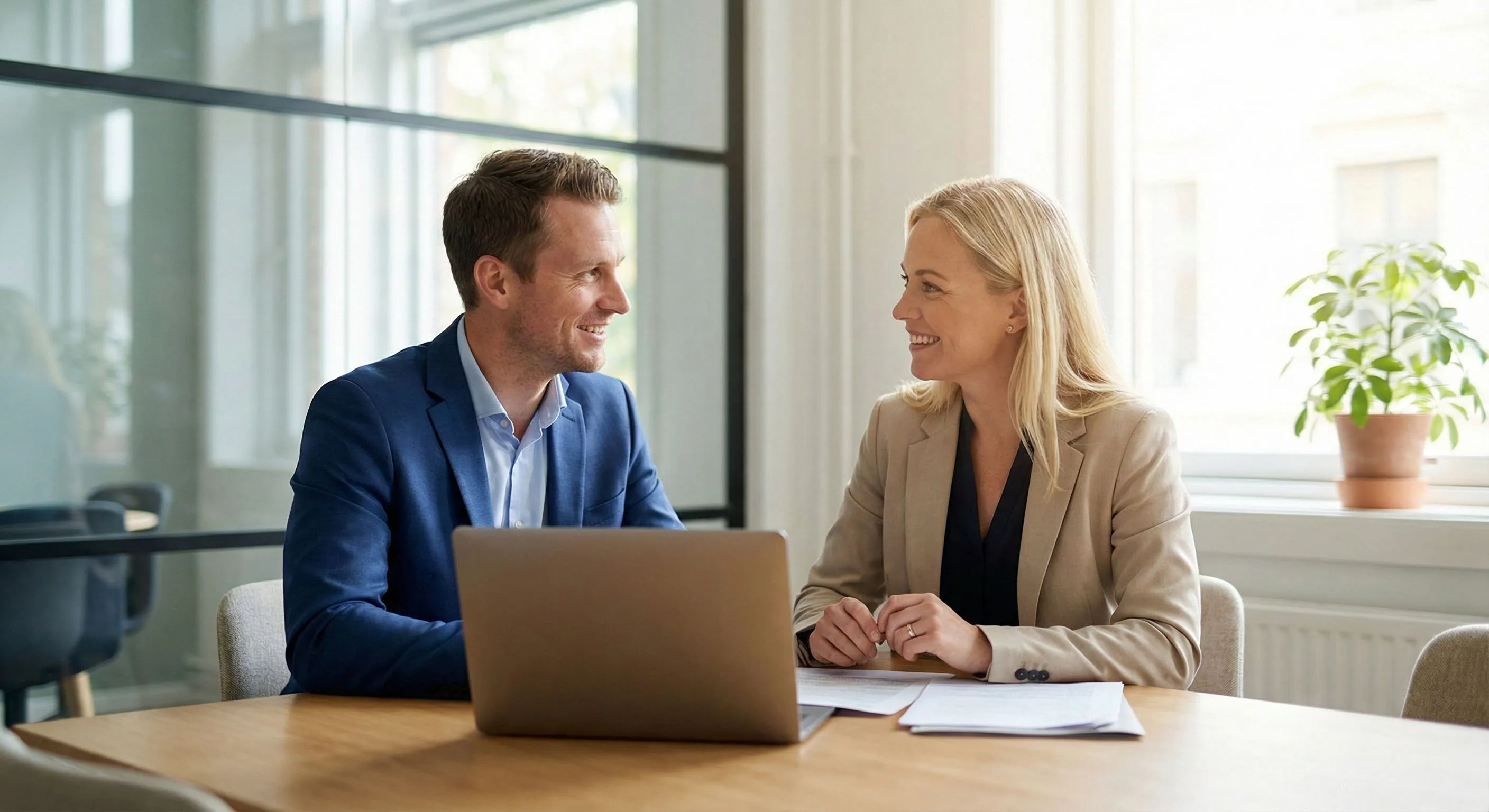Consulta profesional resolviendo dudas